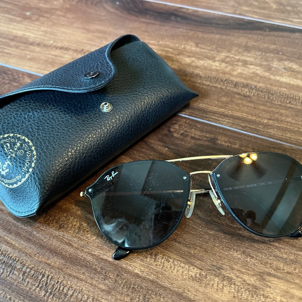 Very light weight Ray-Ban sunglasses